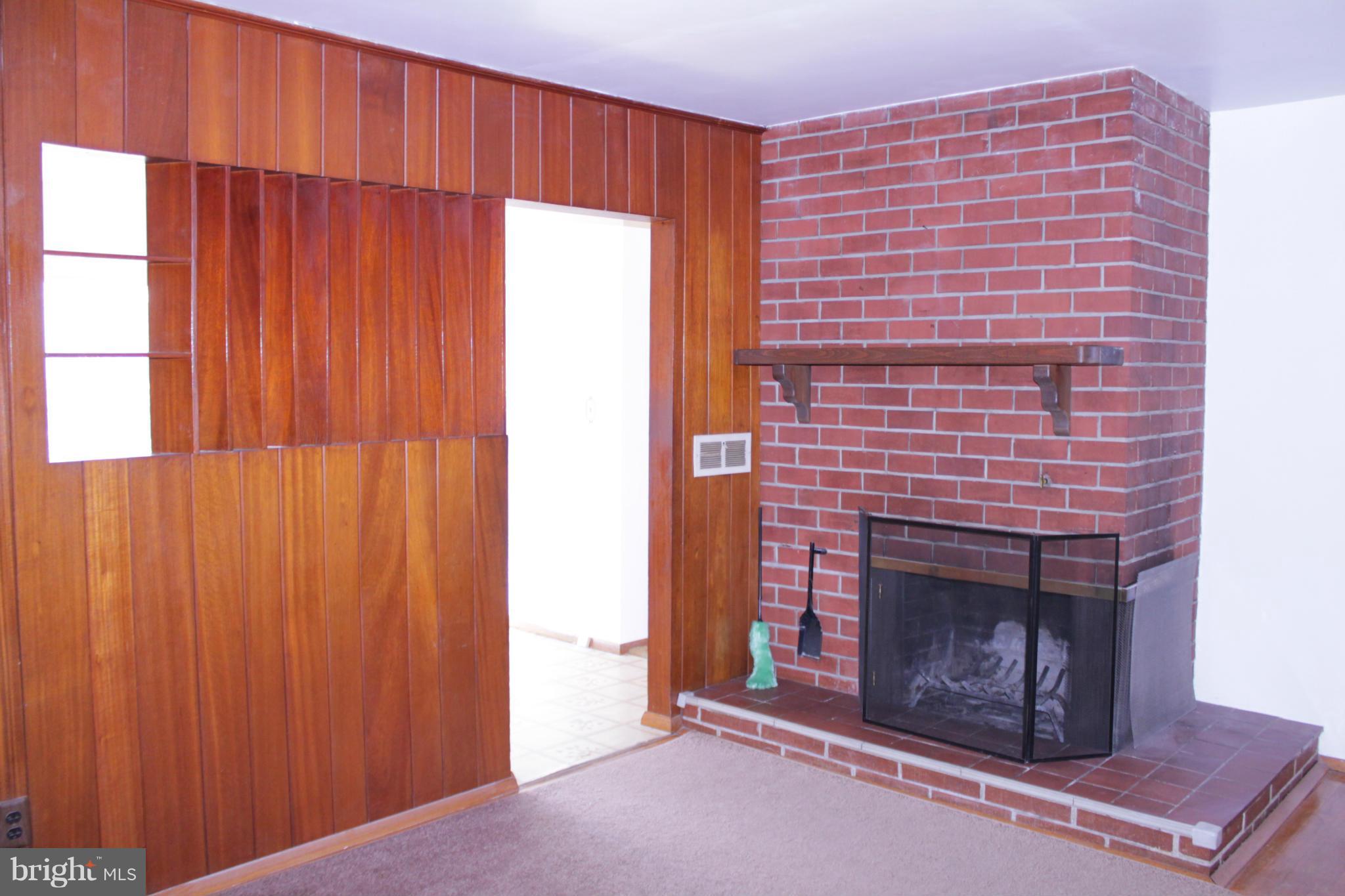 4221 Darleigh Road Baltimore, MD 21236 - Photo 2 of 11 Living Room