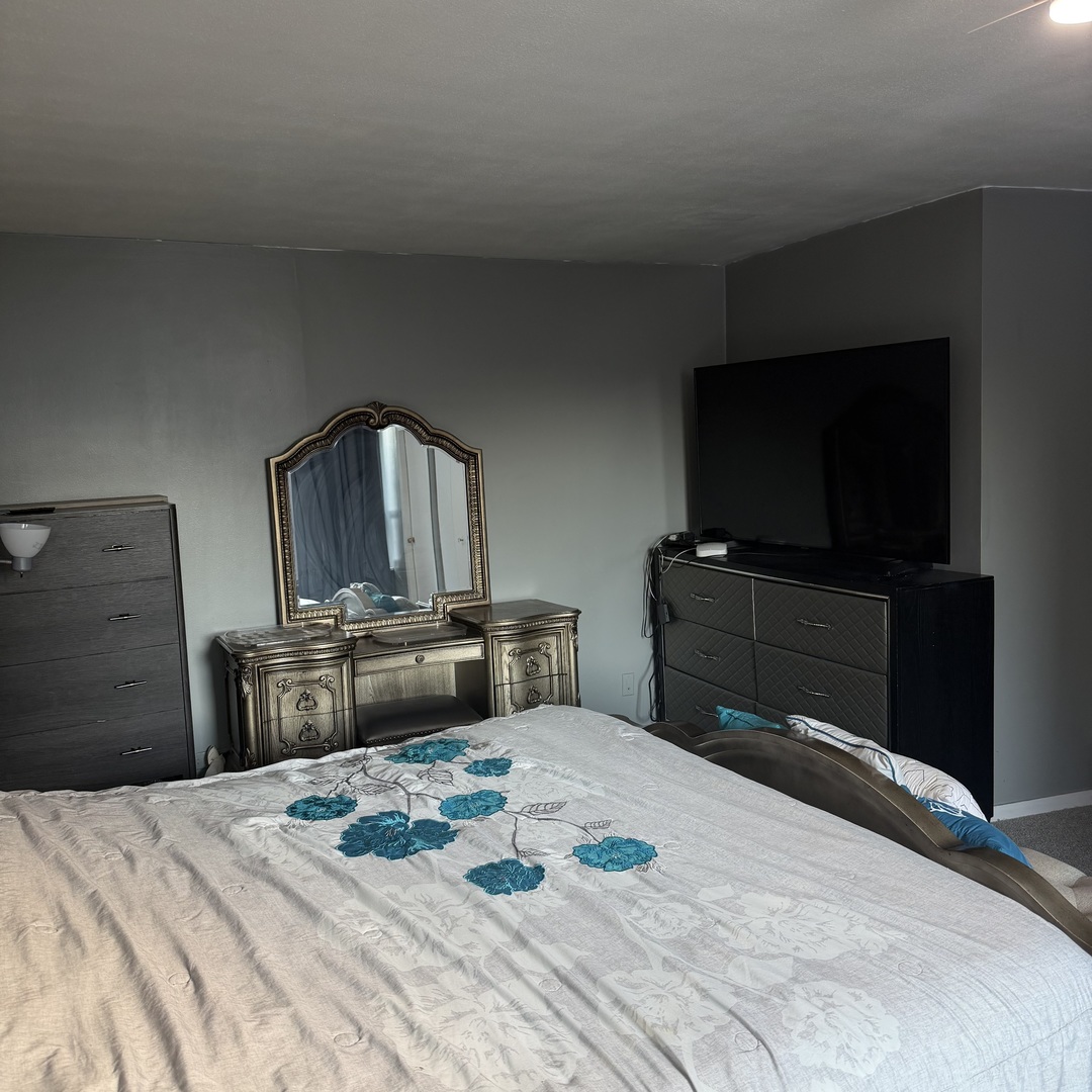 6101 North Sheridan Road, Unit 4A Chicago, IL 60660 - Photo 14 of 45 a bedroom with a bed and a flat screen tv