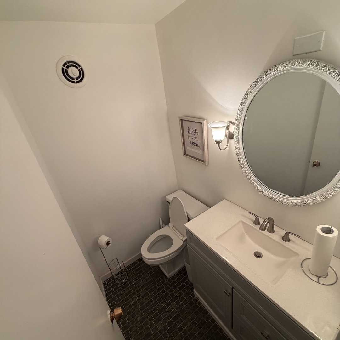 6101 North Sheridan Road, Unit 4A Chicago, IL 60660 - Photo 27 of 45 a bathroom with a sink mirror vanity and toilet