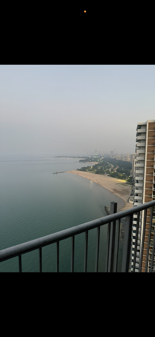6101 North Sheridan Road, Unit 4A Chicago, IL 60660 - Photo 35 of 45 a view of ocean from a balcony