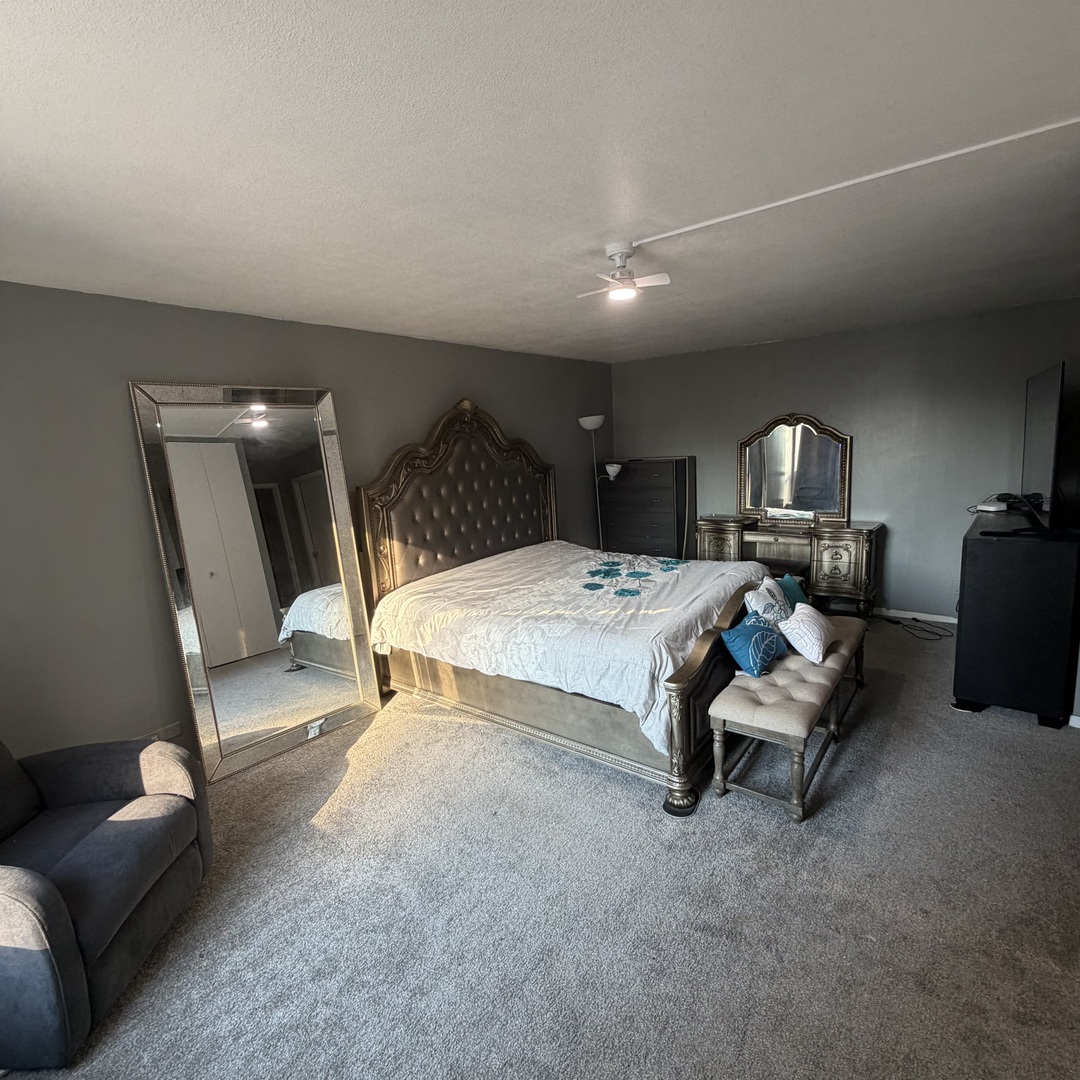 6101 North Sheridan Road, Unit 4A Chicago, IL 60660 - Photo 10 of 45 a bed room with a bed and furniture