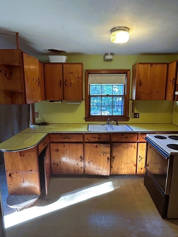 40 West Canton Circle Springfield, MA 01104 - Photo 6 of 25