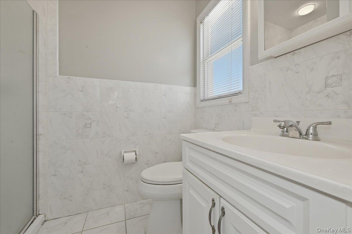 345 East State Street Long Beach, NY 11561 - Photo 17 of 28 Primary Bathroom