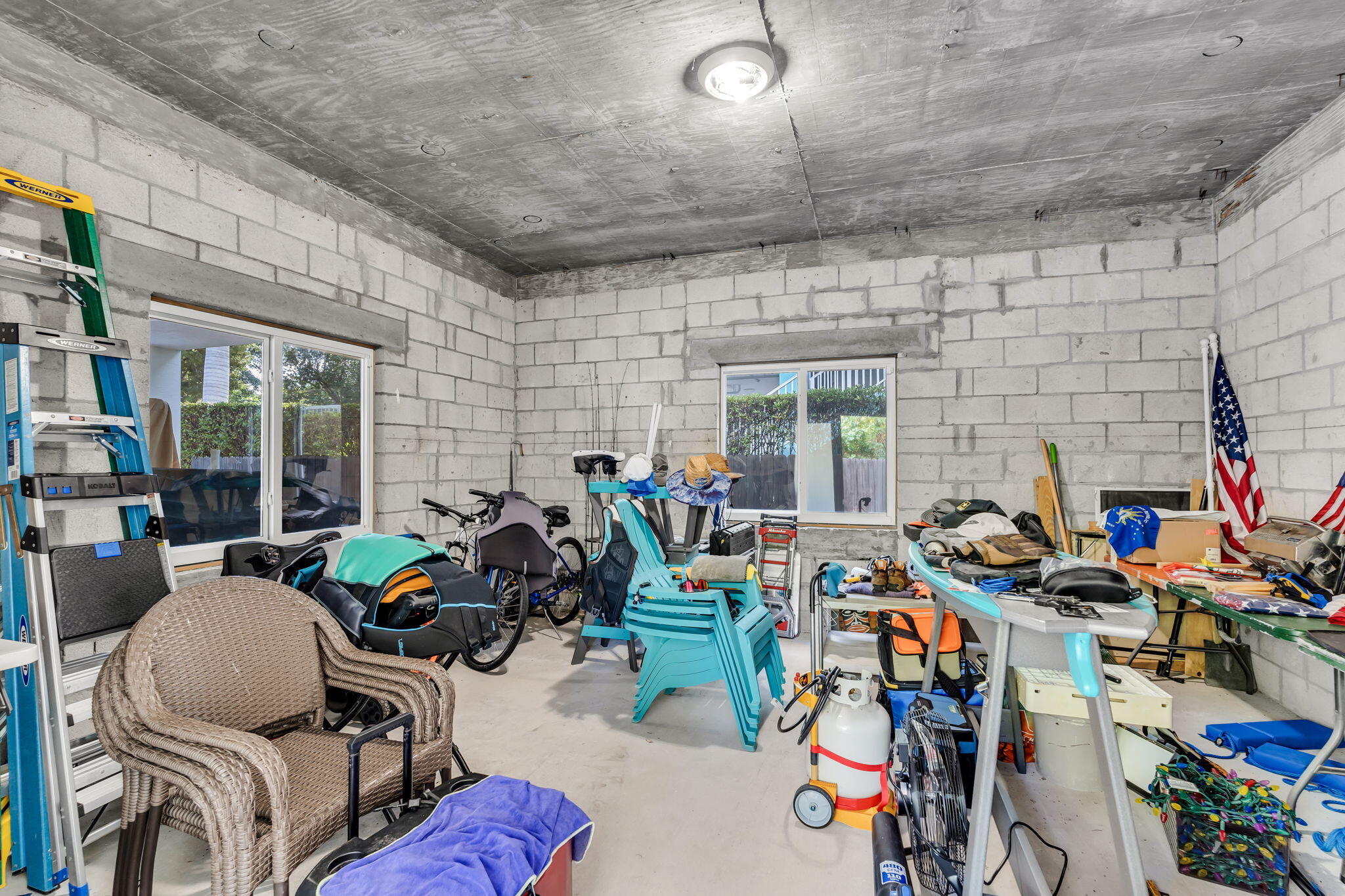 22 Tarpon Avenue Key Largo, FL 33037 - Photo 27 of 43 a very nice looking room with lots of stuff and furniture