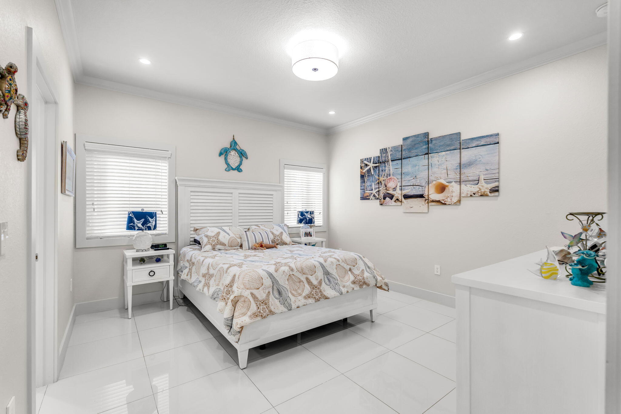 22 Tarpon Avenue Key Largo, FL 33037 - Photo 4 of 43 a bedroom with a bed and a cabinets