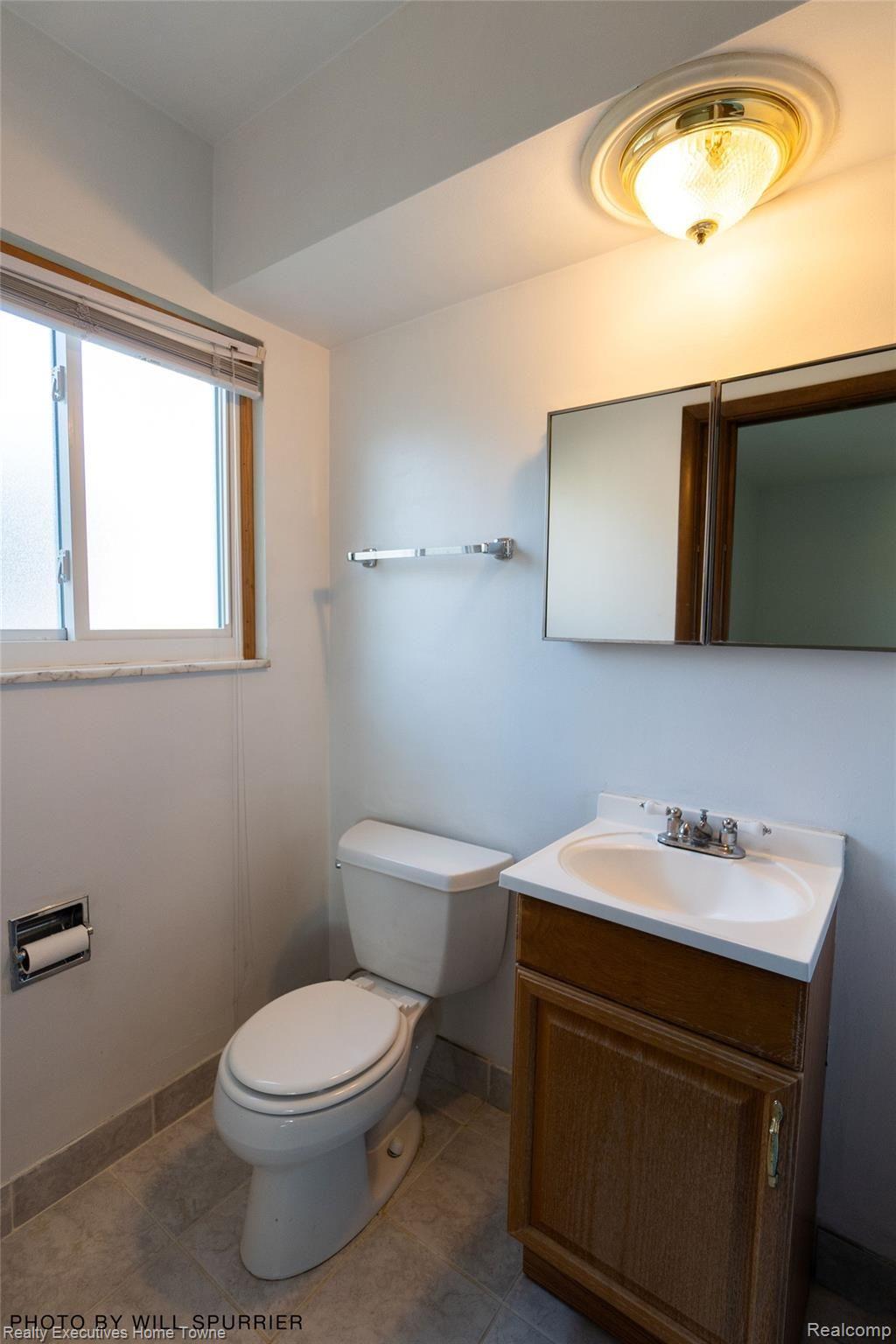 11420 Racine Road Warren, MI 48093 - Photo 23 of 35 Bathroom2(1).jpg