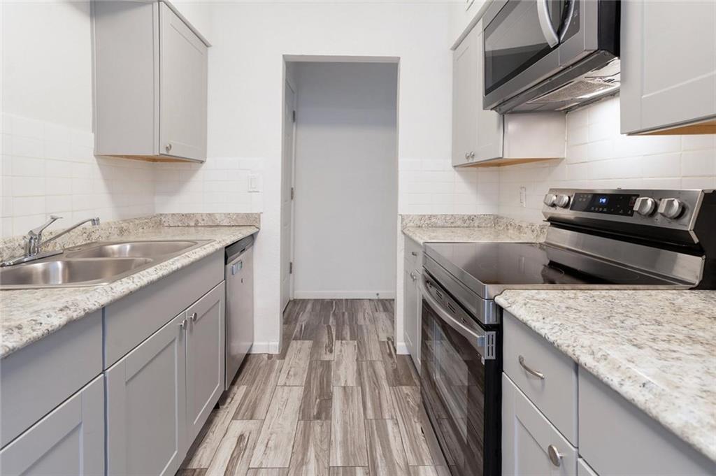 4063 Warwick Boulevard Kansas City, MO 64111 - Photo 6 of 12