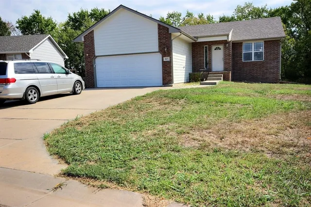 $315,000 | 817 Hedgewood Street, Andover, KS 67002