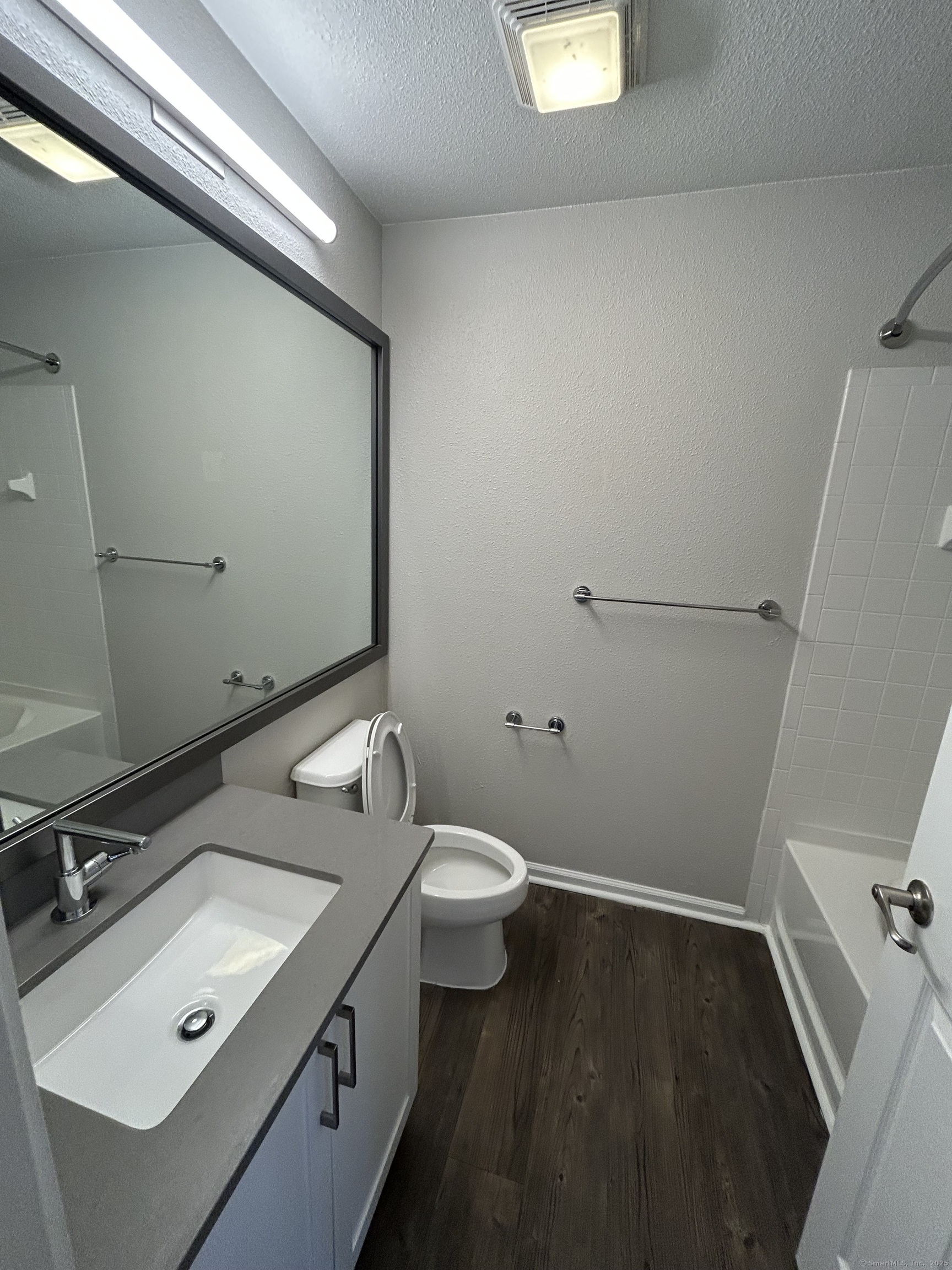 138 Hollow Tree Ridge Road, Unit 1802 Darien, CT 06820 - Photo 7 of 30 a bathroom with a sink and a mirror
