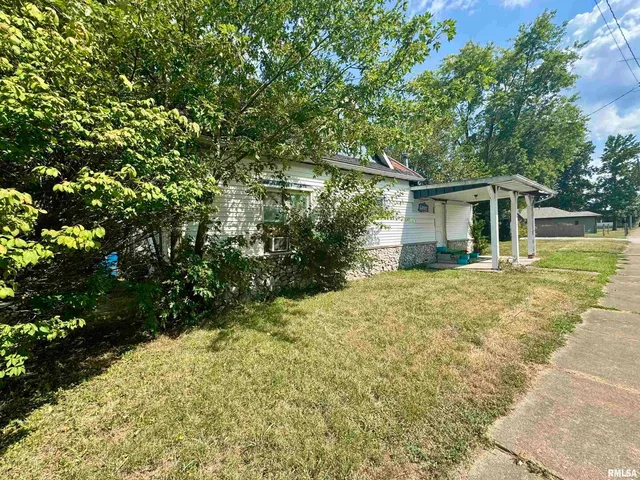 $39,000 | 212 West Sylvia Avenue, Christopher, IL 62822