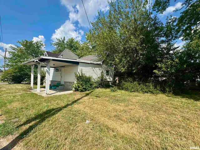 $39,000 | 212 West Sylvia Avenue, Christopher, IL 62822