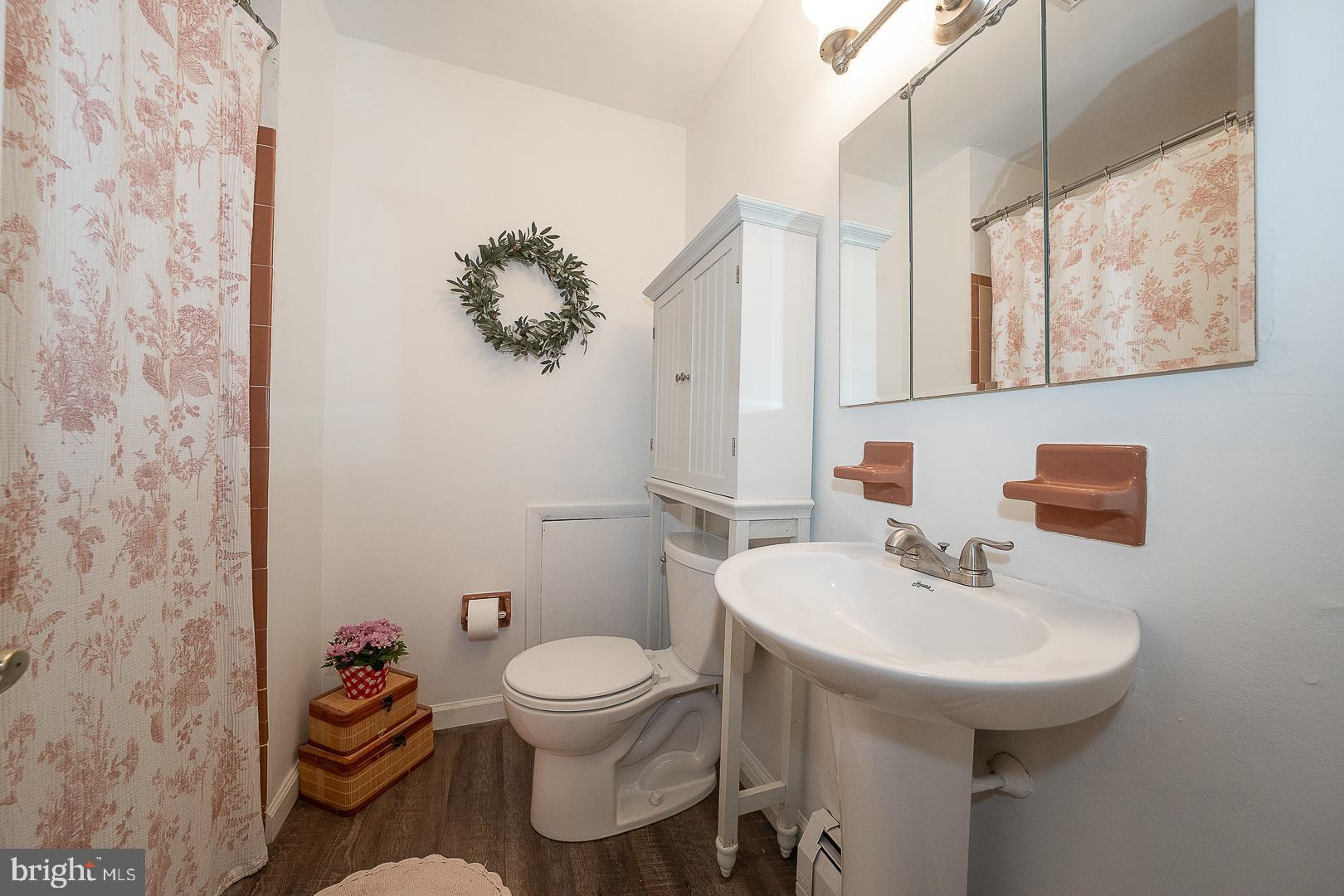 24 Brimfield Road Audubon, PA 19403 - Photo 10 of 33 Hall bath