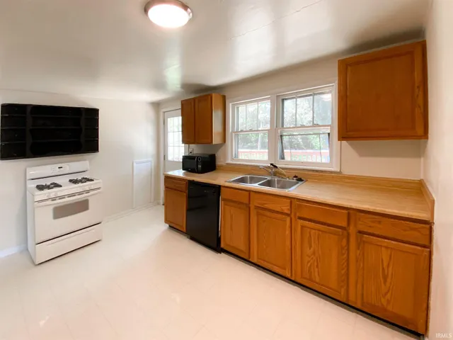 $2,660 | 1114 South Woodlawn Avenue, Bloomington, IN 47401