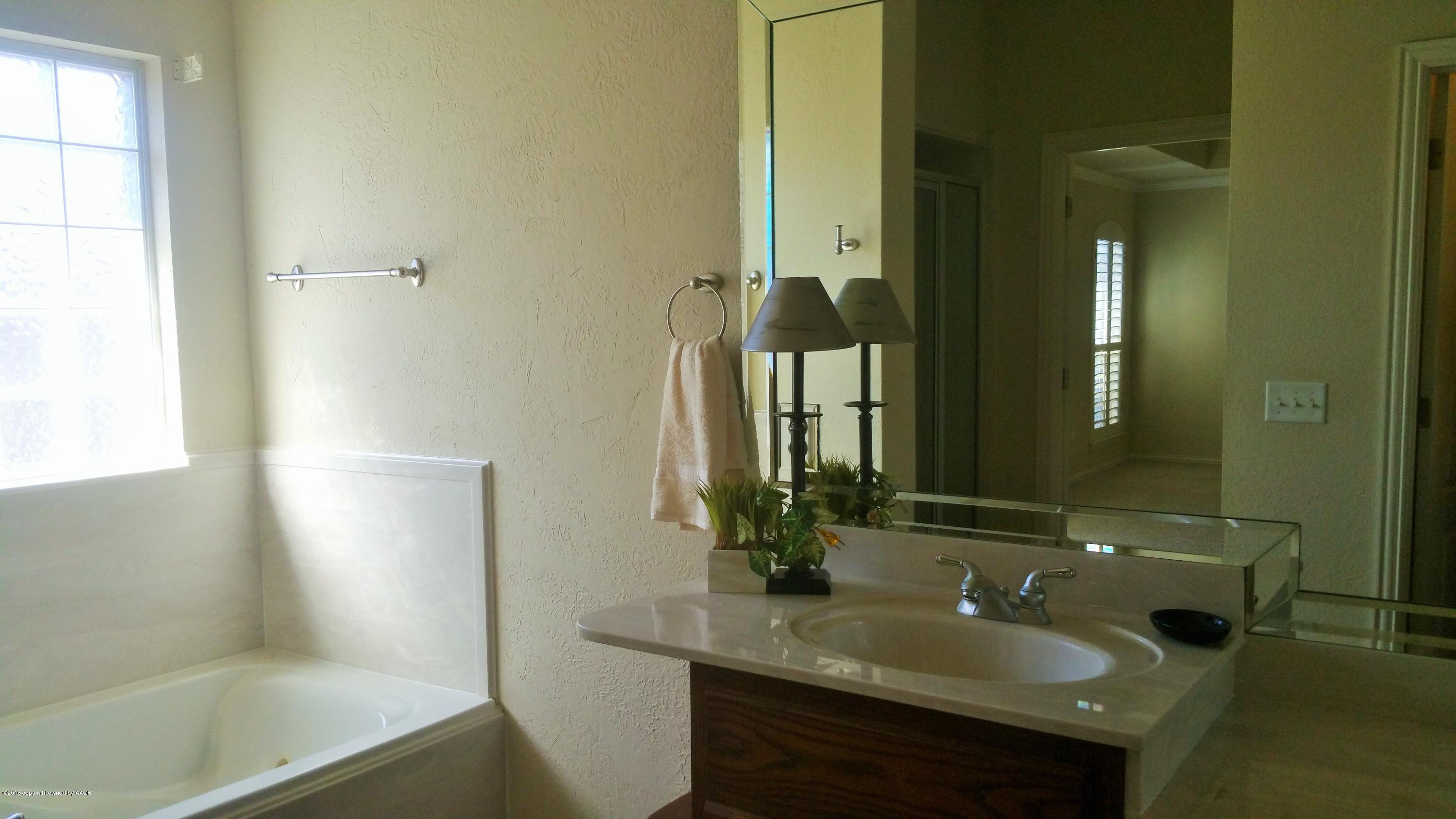 6810 Thunder Road Amarillo, TX 79119 - Photo 5 of 11 Master Bath