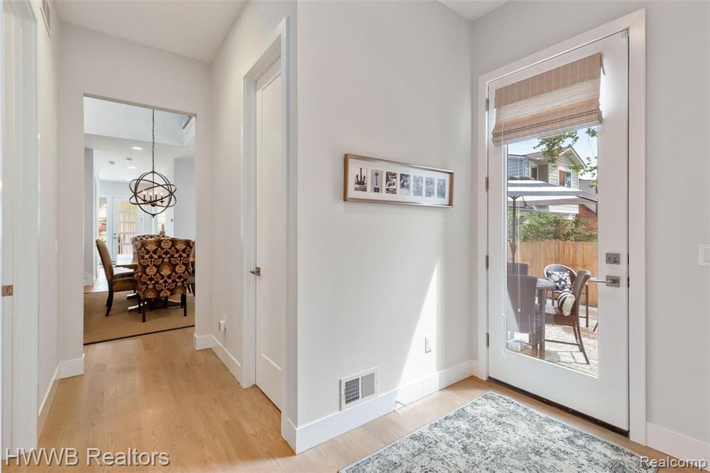 2216 Manchester Road Birmingham, MI 48009 - Photo 13 of 49