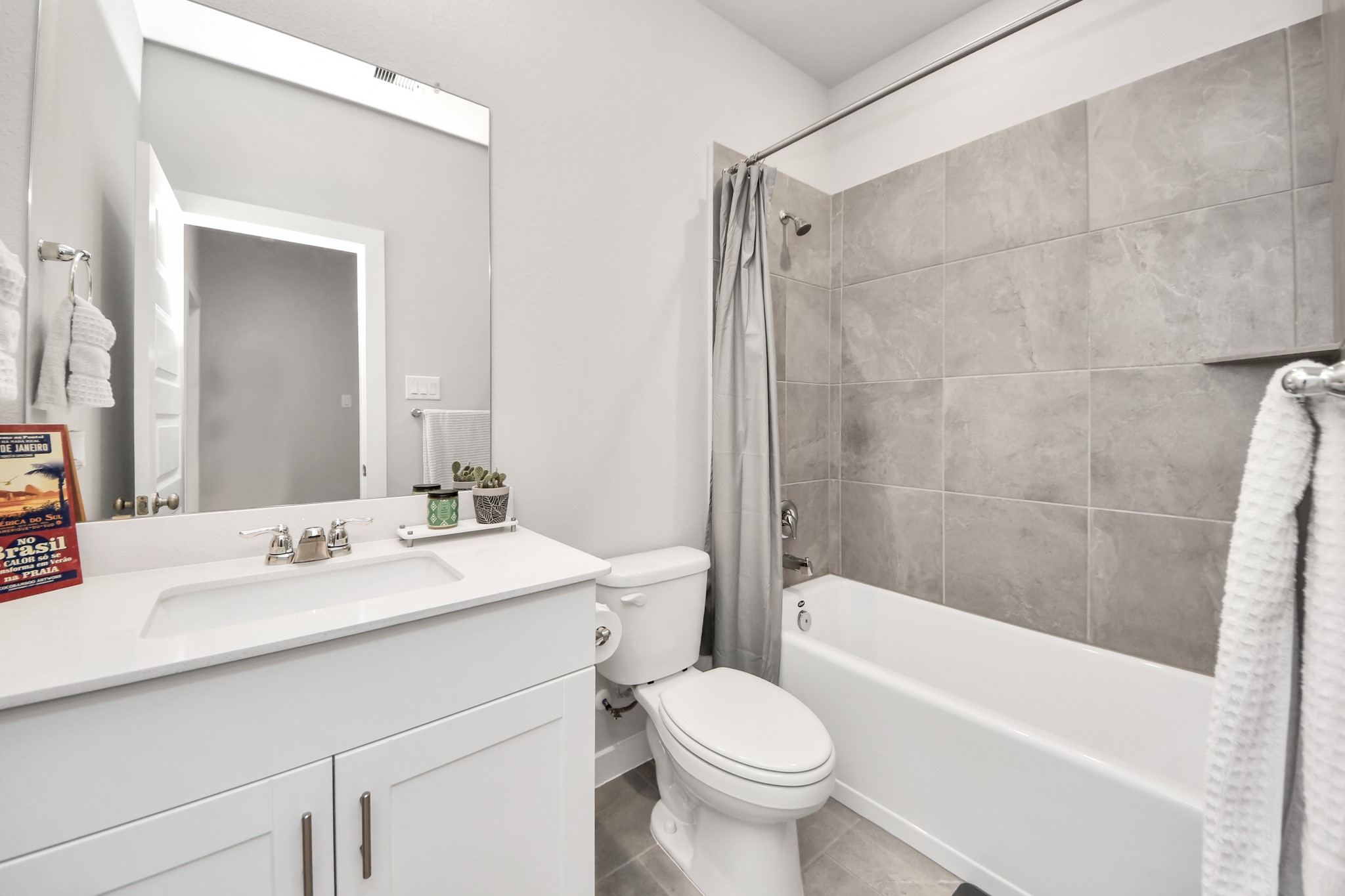 4205 Hatch Silo Lane Houston, TX 77080 - Photo 19 of 36 Shared guest bathroom