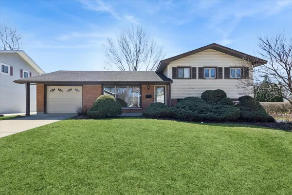 $375,000 | 465 West Newport Road, Hoffman Estates, IL 60169