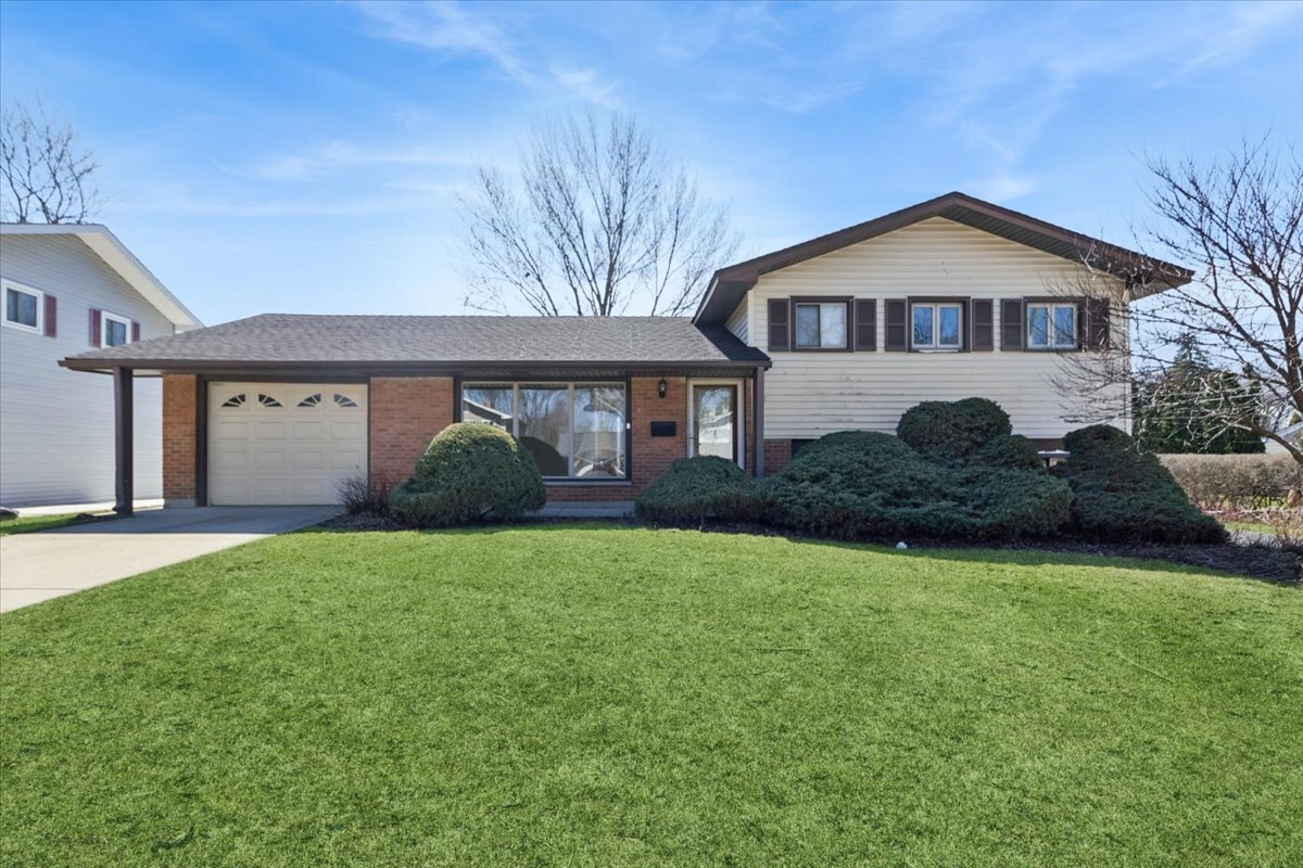 465 West Newport Road Hoffman Estates, IL 60169 - Photo 1 of 24