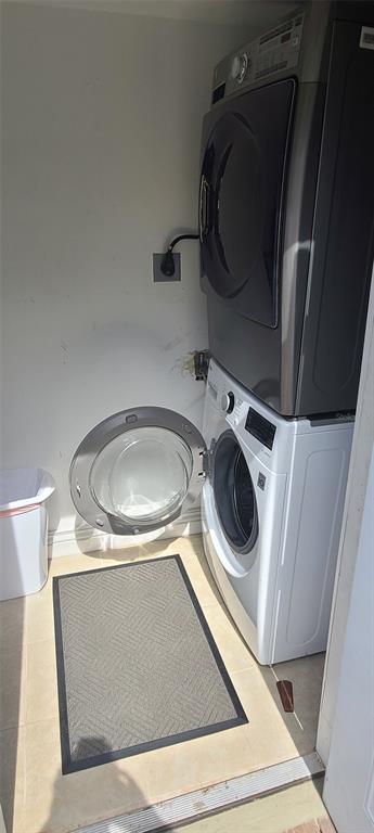 807 Turner Street, Unit 5 Clearwater, FL 33756 - Photo 2 of 6 a utility room with dryer and washer