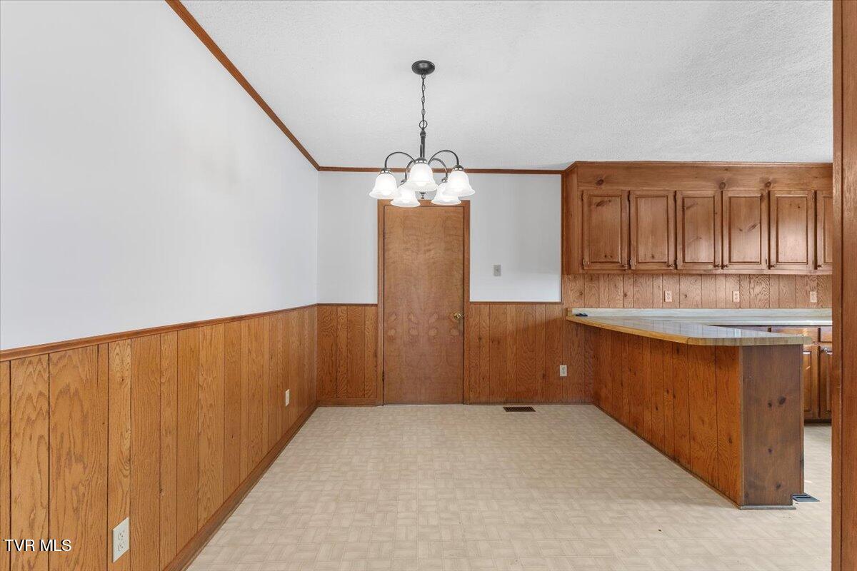 961 Emmett Road Bristol, TN 37620 - Photo 13 of 40 13-128A5371