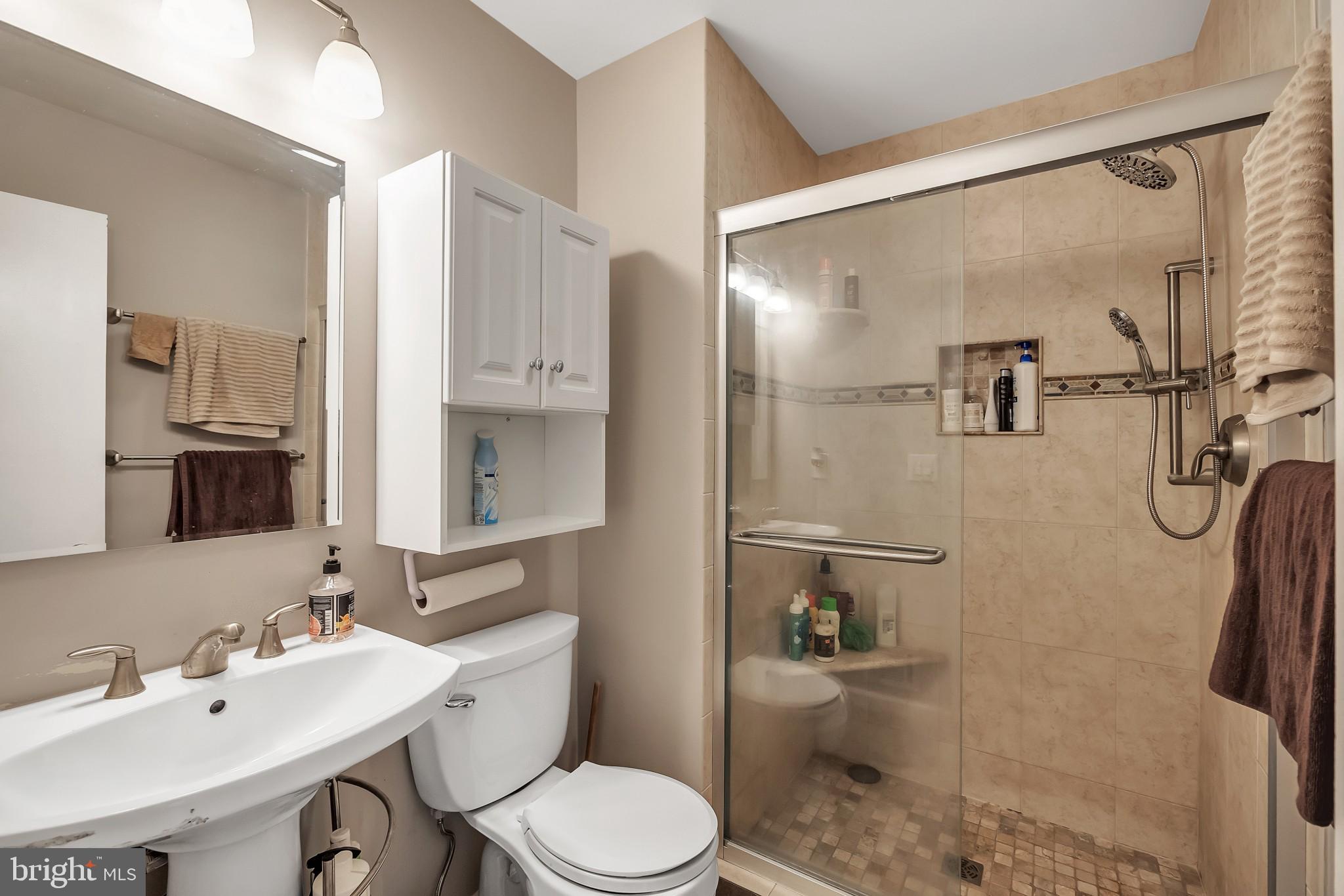 15136 Middlegate Road Silver Spring, MD 20905 - Photo 16 of 28 Owner's bathroom
