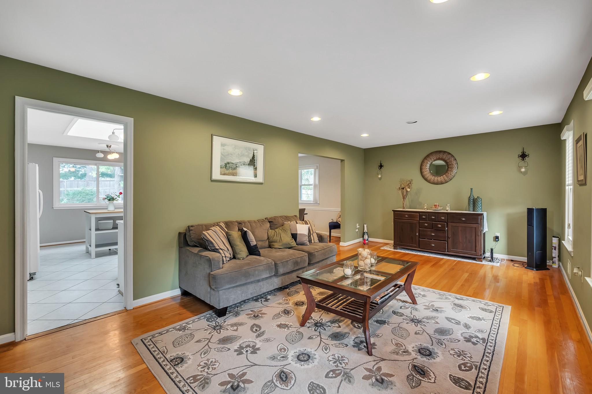 15136 Middlegate Road Silver Spring, MD 20905 - Photo 3 of 28 Living Room for foyer