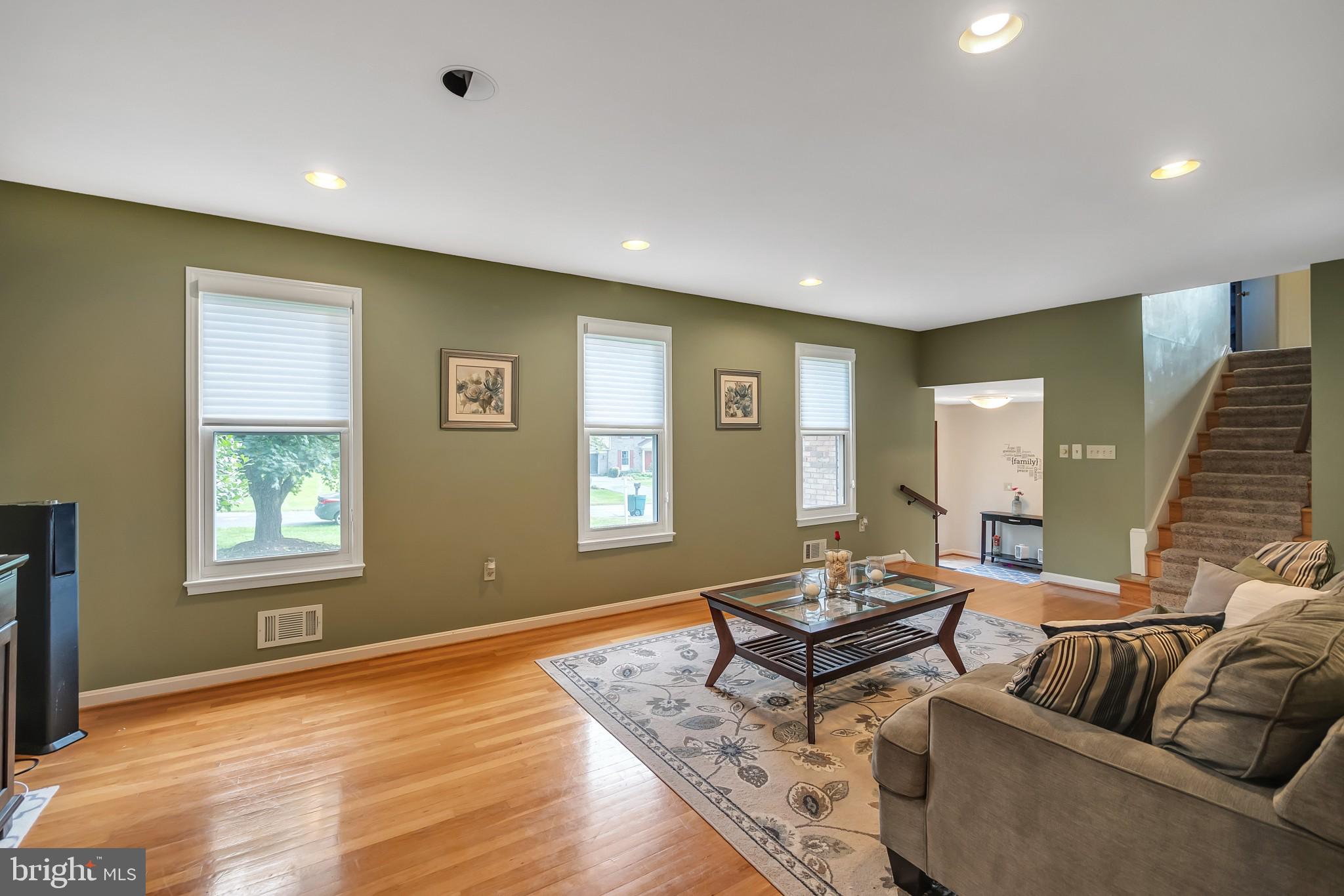 15136 Middlegate Road Silver Spring, MD 20905 - Photo 4 of 28 Open living spaces