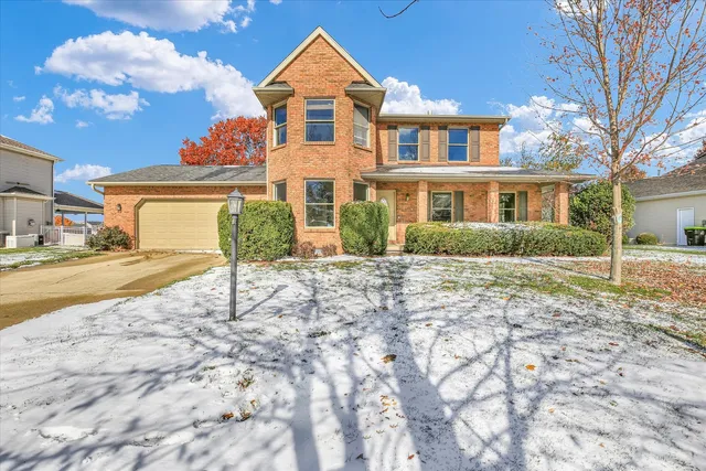 $369,900 | 808 Lakeshore Drive, Tuscola, IL 61953