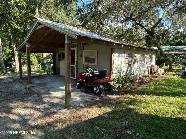 a view of a house with backyard