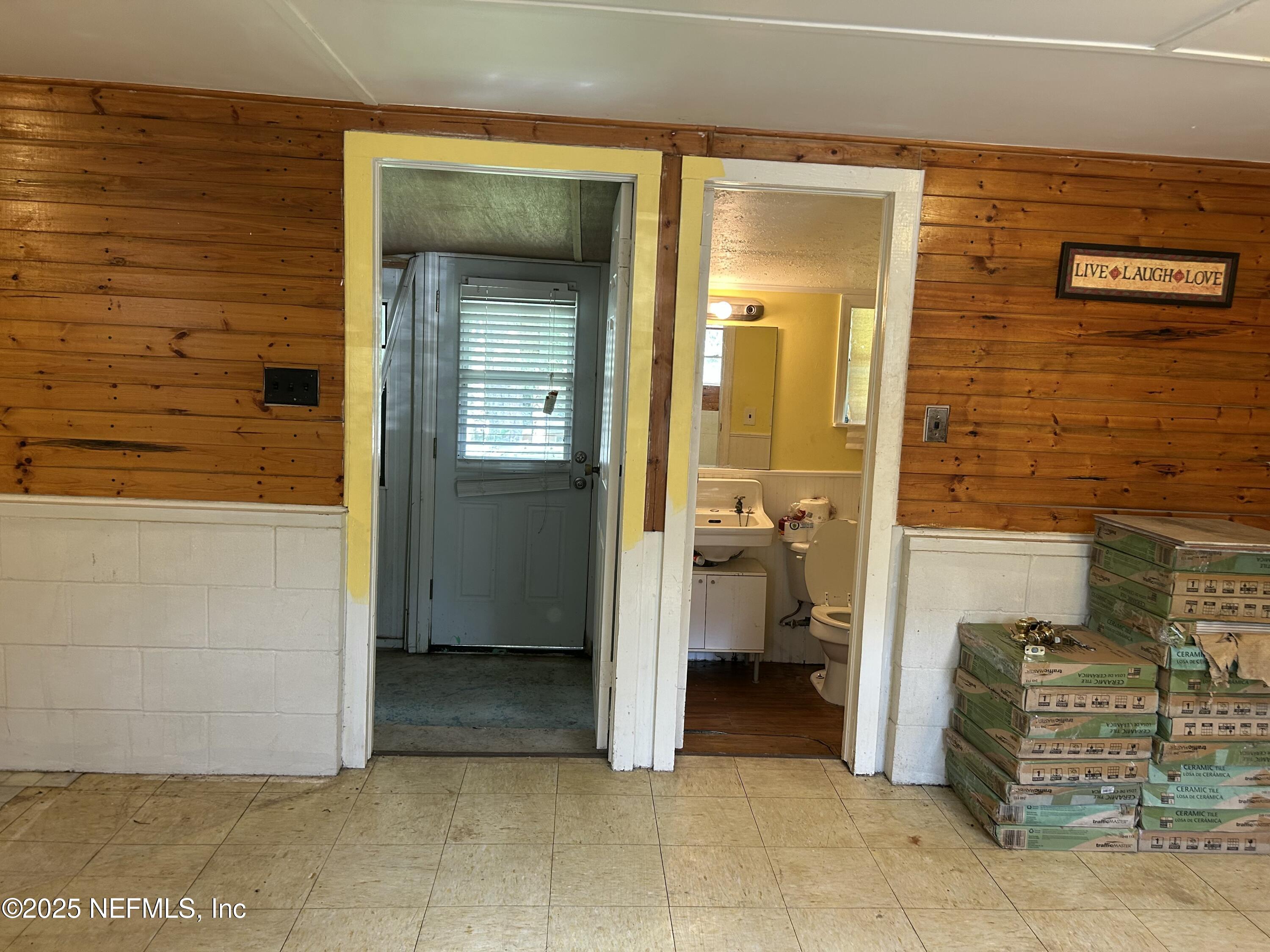 218 Deans Creek Road Palatka, FL 32134 - Photo 4 of 8 a view of a hallway with bathroom