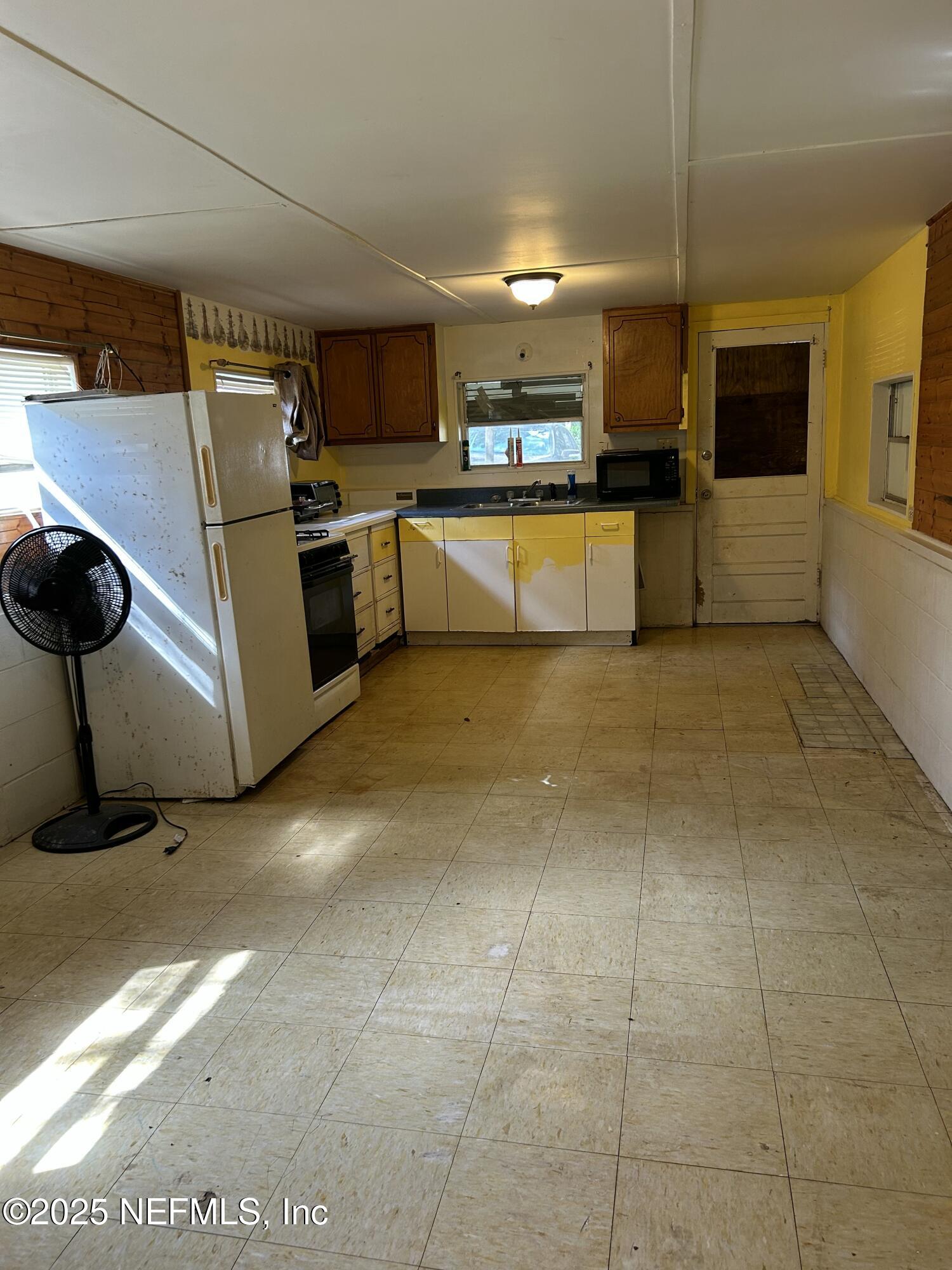 218 Deans Creek Road Palatka, FL 32134 - Photo 5 of 8 a view of a kitchen with a sink