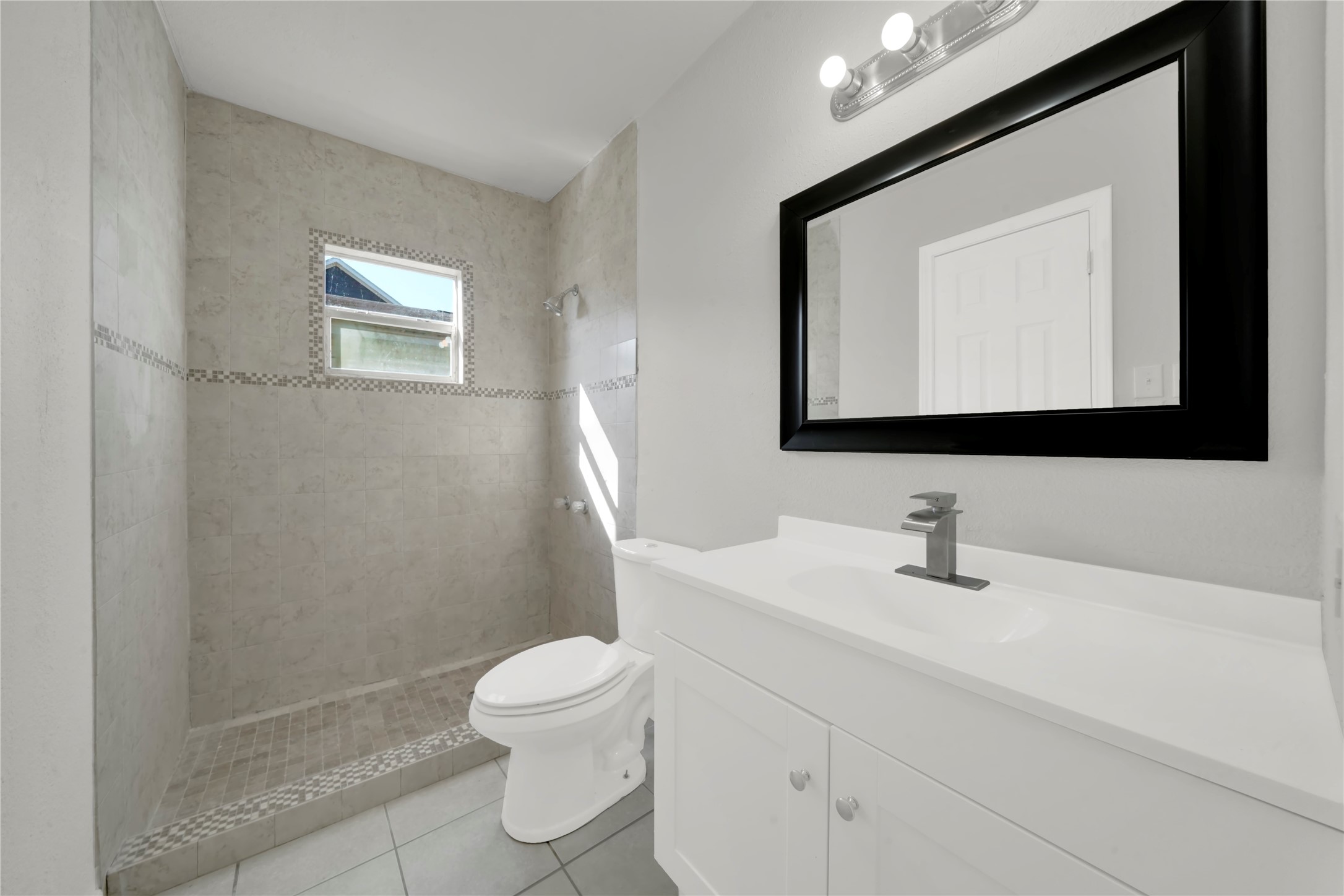 106 Hanover Street Houston, TX 77012 - Photo 19 of 49 a bathroom with a toilet sink and mirror