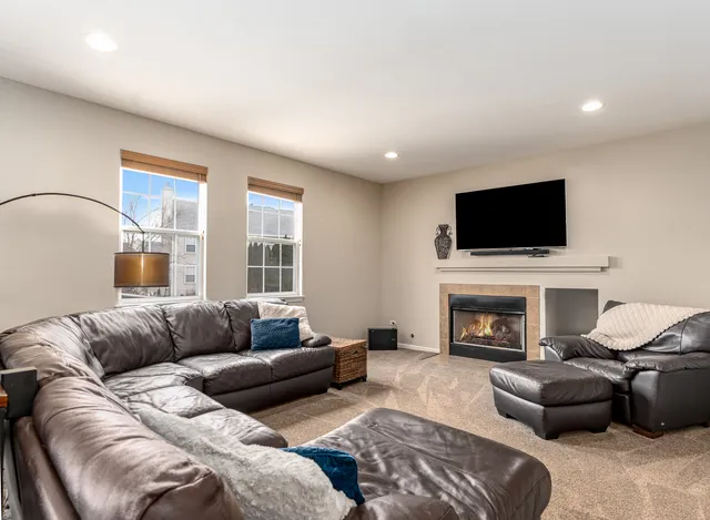 $799,900 | 719 Eagle Brook Lane, Naperville, IL 60565