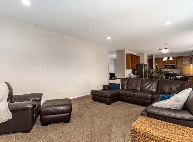 $799,900 | 719 Eagle Brook Lane, Naperville, IL 60565