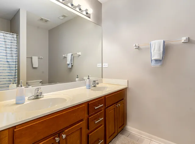 $799,900 | 719 Eagle Brook Lane, Naperville, IL 60565