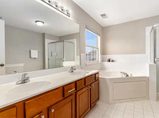 $799,900 | 719 Eagle Brook Lane, Naperville, IL 60565