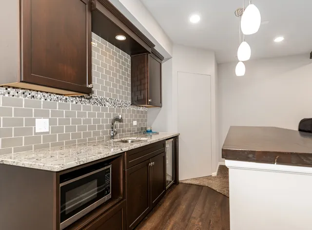 $799,900 | 719 Eagle Brook Lane, Naperville, IL 60565