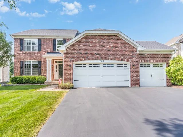 $799,900 | 719 Eagle Brook Lane, Naperville, IL 60565
