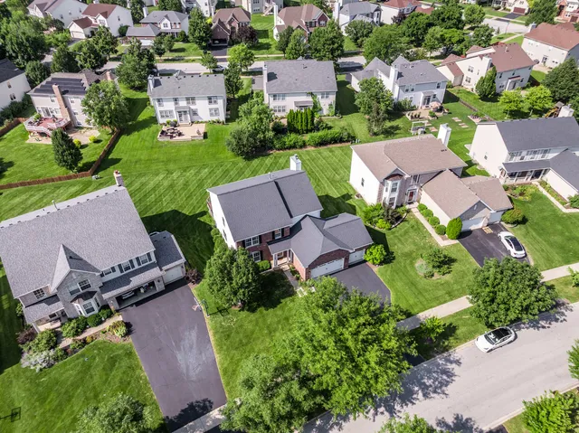 $799,900 | 719 Eagle Brook Lane, Naperville, IL 60565