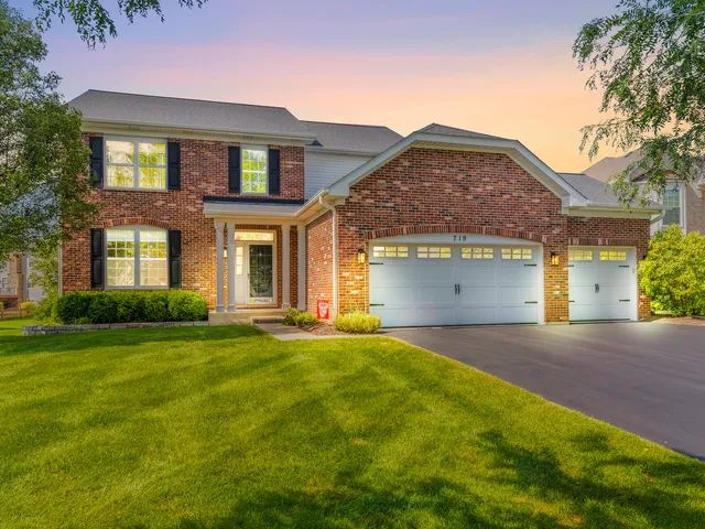 $799,900 | 719 Eagle Brook Lane, Naperville, IL 60565