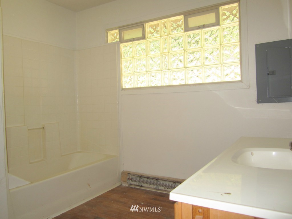 22509 Southeast May Valley Road Issaquah, WA 98027 - Photo 11 of 17 Gallery Image 11