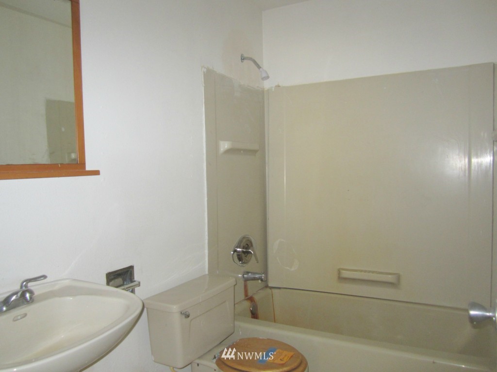 22509 Southeast May Valley Road Issaquah, WA 98027 - Photo 10 of 17 Gallery Image 10
