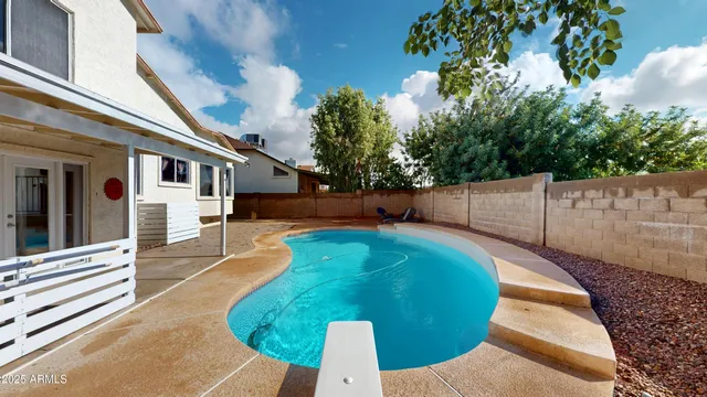 a view of a backyard