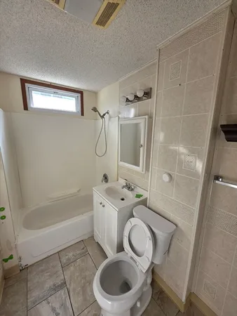 $1,700 | 37 Chase Avenue, Unit 2, Springfield, MA 01108