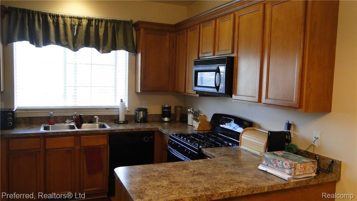 41496 Glade Road, Unit 58 Canton, MI 48187 - Photo 11 of 39 AWESOME KITCHEN. BEAUTIFUL CABINETS WITH CROWN MOLDING..
