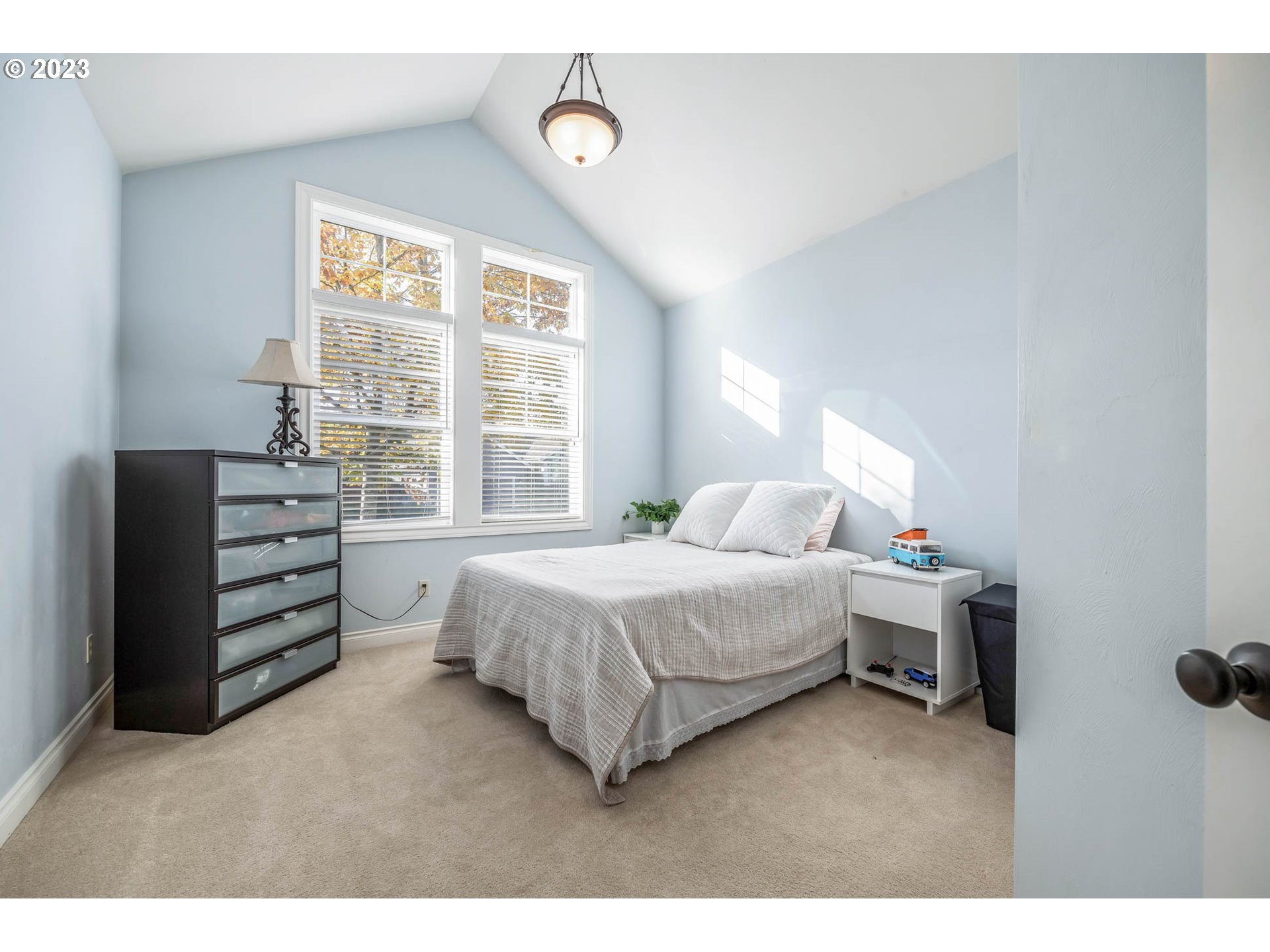 3349 Roanoke Avenue Eugene, OR 97408 - Photo 21 of 36 a spacious bedroom with a bed and a window