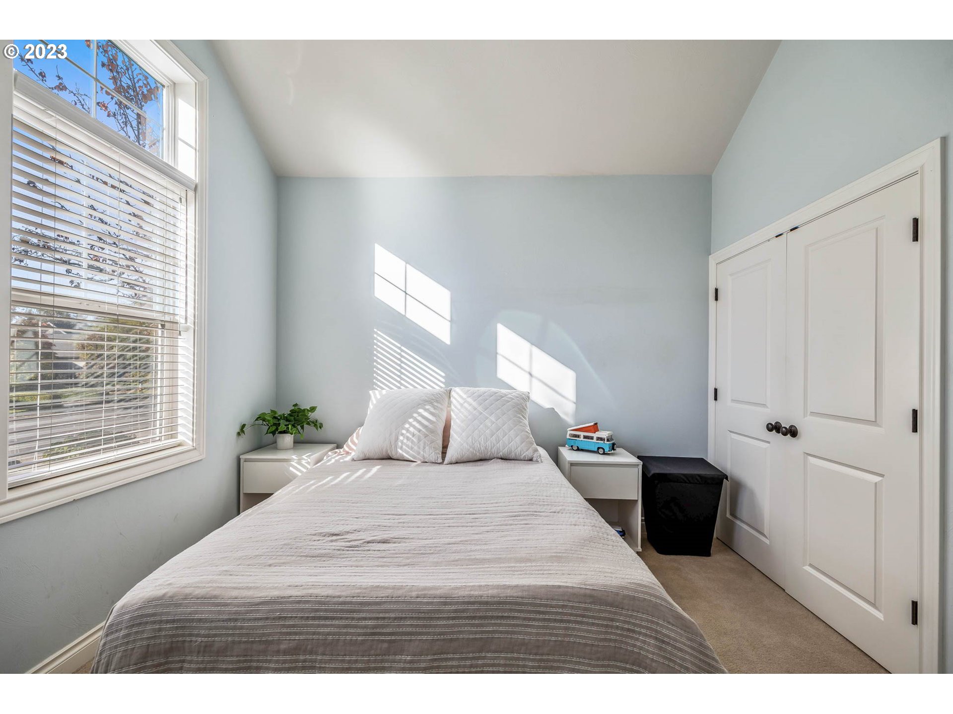 3349 Roanoke Avenue Eugene, OR 97408 - Photo 23 of 36 a bedroom with a bed and a large window