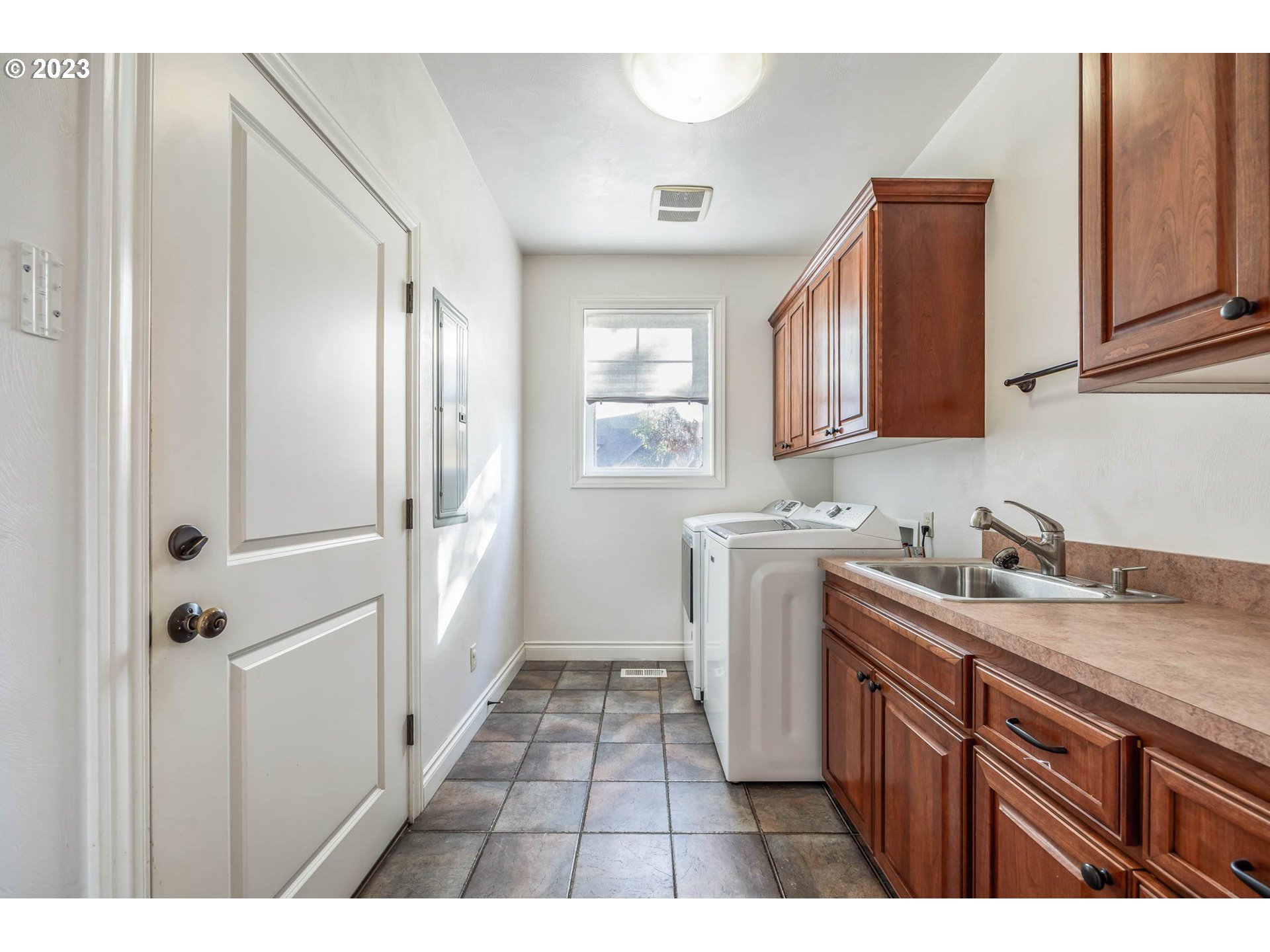 3349 Roanoke Avenue Eugene, OR 97408 - Photo 26 of 36 Laundry