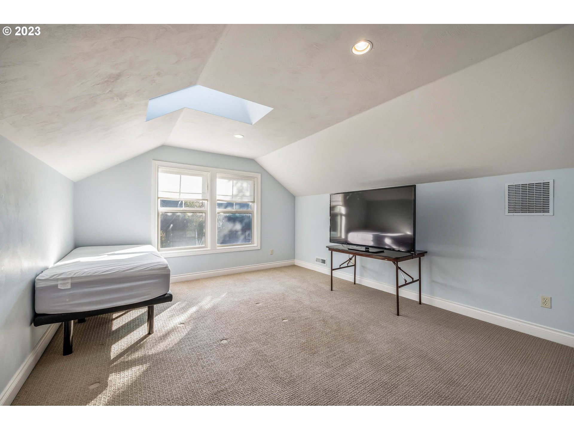 3349 Roanoke Avenue Eugene, OR 97408 - Photo 28 of 36 a living room with furniture and a window