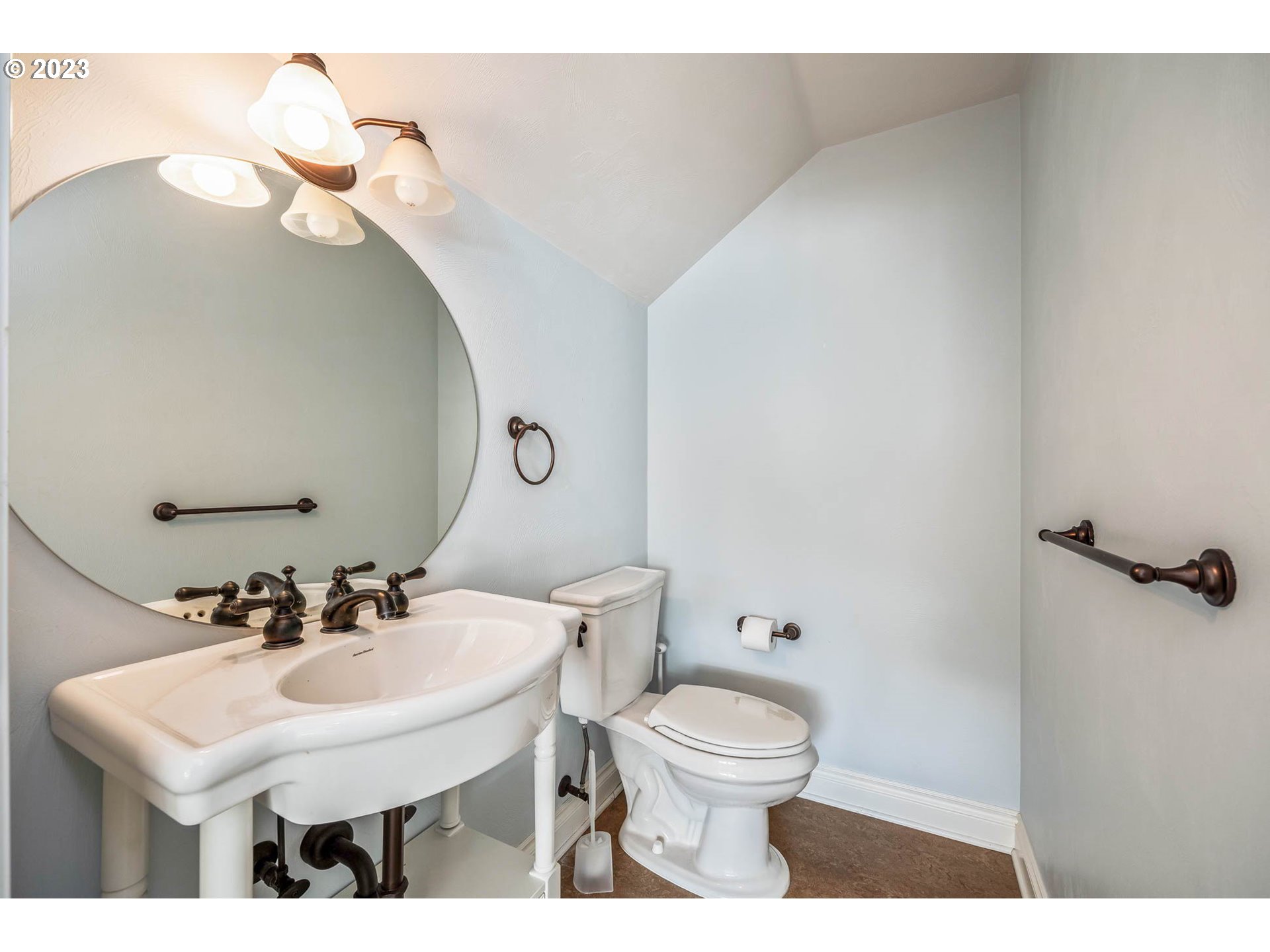 3349 Roanoke Avenue Eugene, OR 97408 - Photo 30 of 36 Bathroom